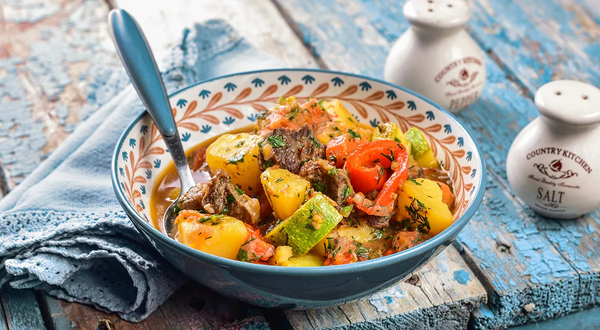 Овощное рагу из кабачков и картошки с мясом