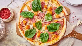 Пицца с уткой, тыквой и сыром горгонзола