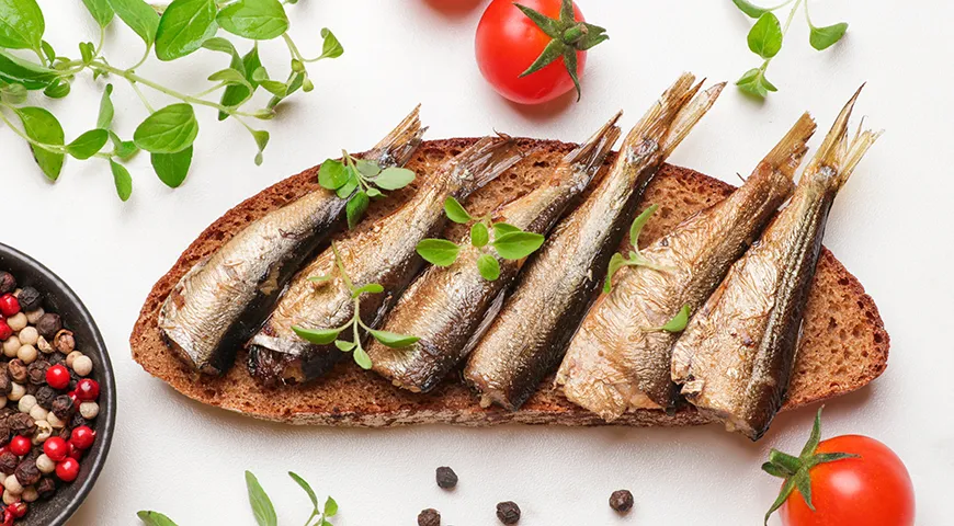 Шпроты — источник высокоусвояемого белка, ценных жиров и ряда микронутриентов, необходимых для поддержания здоровья