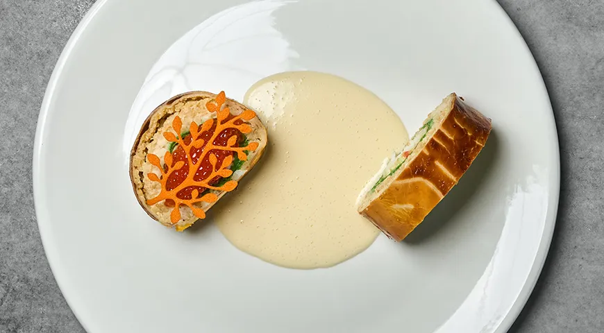 Кулебяка с муссом из черной трески, камчатским крабом, икрой форели в «Белуге»