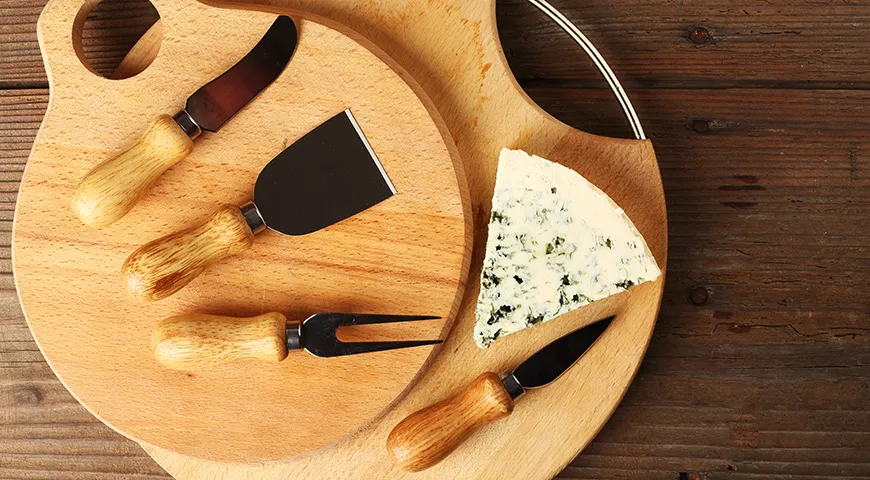 Для нарезки сыра лучше использовать специальные ножи