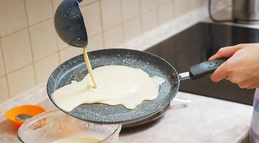Тесто для блинов должно быстро растекаться ровным слоем по сковороде