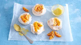 Безе с фруктами