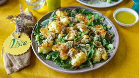 Салат из запеченной цветной капусты и огурцов