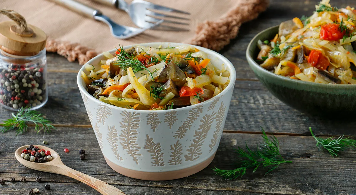 Капуста, тушенная с баклажанами