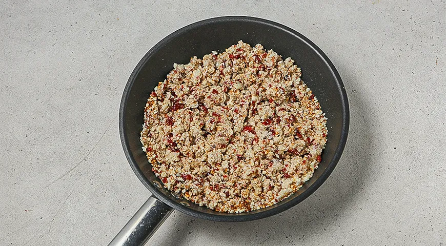 Рулет из индейки с колбасками