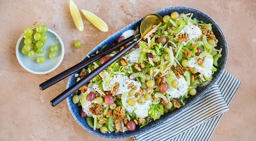 Уолдорфский салат с печеным виноградом от Джейми Оливера