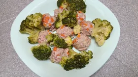 Тефтели с брокколи на пару