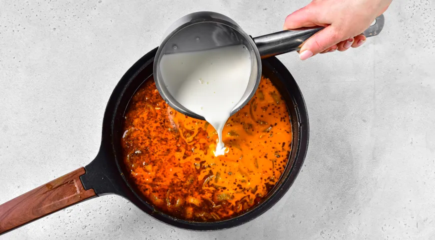 Куриные сердечки, тушенные в сливках, с морковью и луком