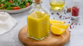 Универсальная заправка для салата из 4 ингредиентов — диетолог одобрила рецепт