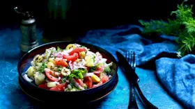 Картофельный салат с томатами и красным луком