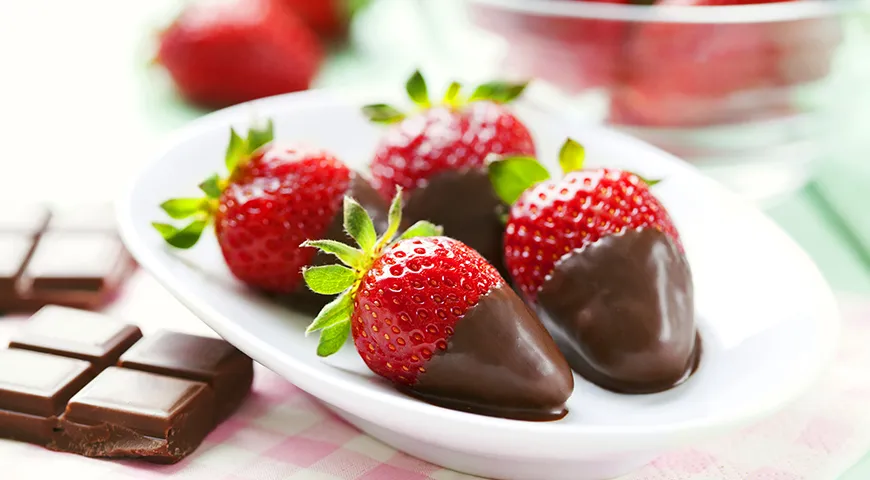Красивый и вкусный десерт с клубникой готовить очень просто: растопите шоколад, окуните в него ягоды, дайте шоколаду застыть.