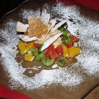 Фруктово-творожный десерт с кунжутным крокантом и ароматом Амаретто