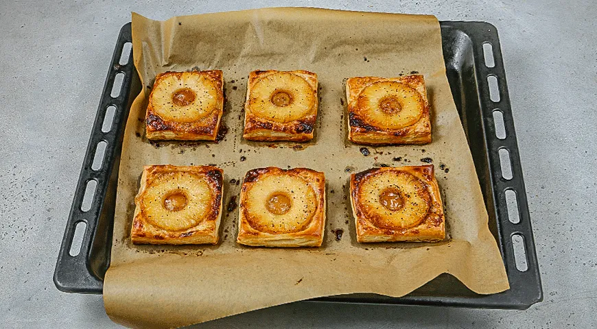 Слойки с ананасом и прошутто