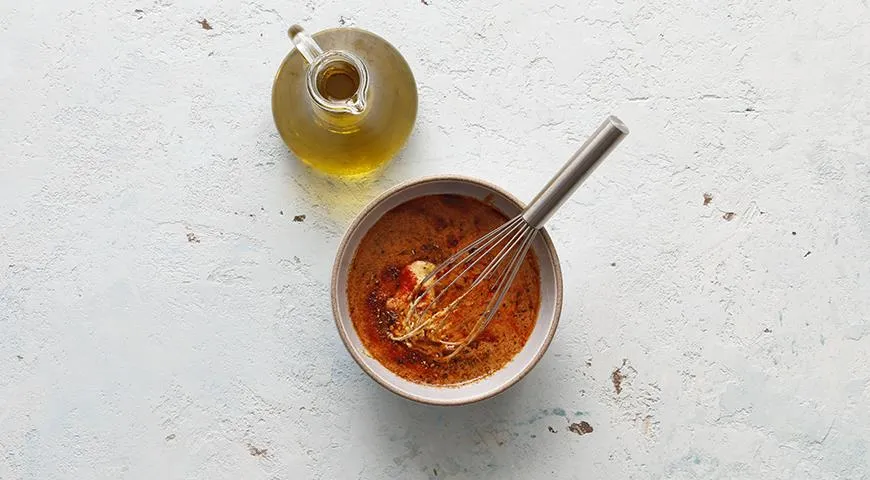Смешайте пряную смесь с горчицей и растительным маслом