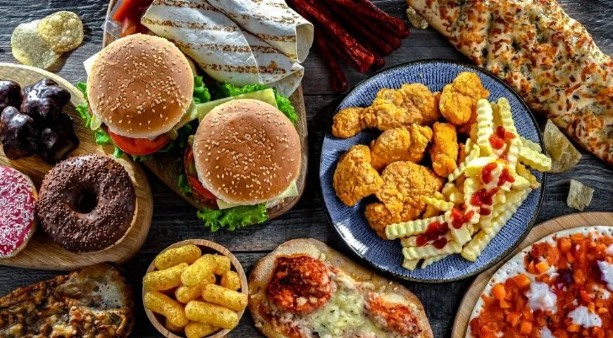 Трансжиры в составе фастфуда и продуктов глубокой переработки должны присутствовать в рационе в минимальном количестве