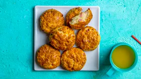 Сконы с вареной колбасой и сыром