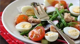 Салат со спаржей , тунцом и перепелиными яйцами