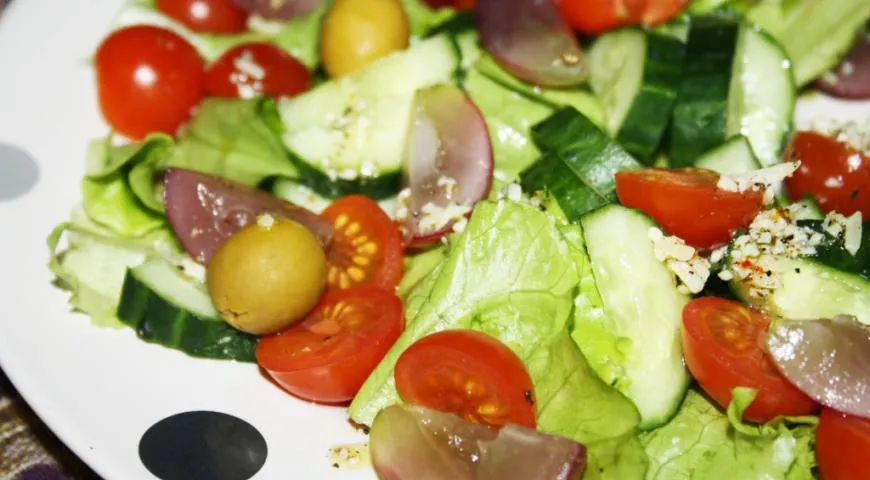 Готовим яркий овощной салат с красным виноградом