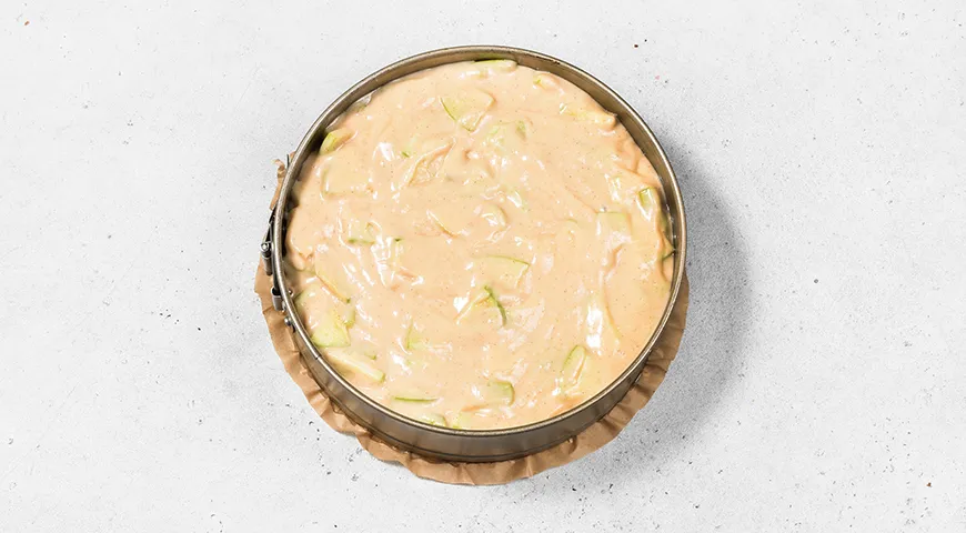 Заливной пирог на кефире с яблоками