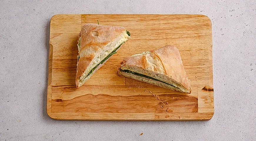 Чиабатта с вареной колбасой, песто и шпинатом