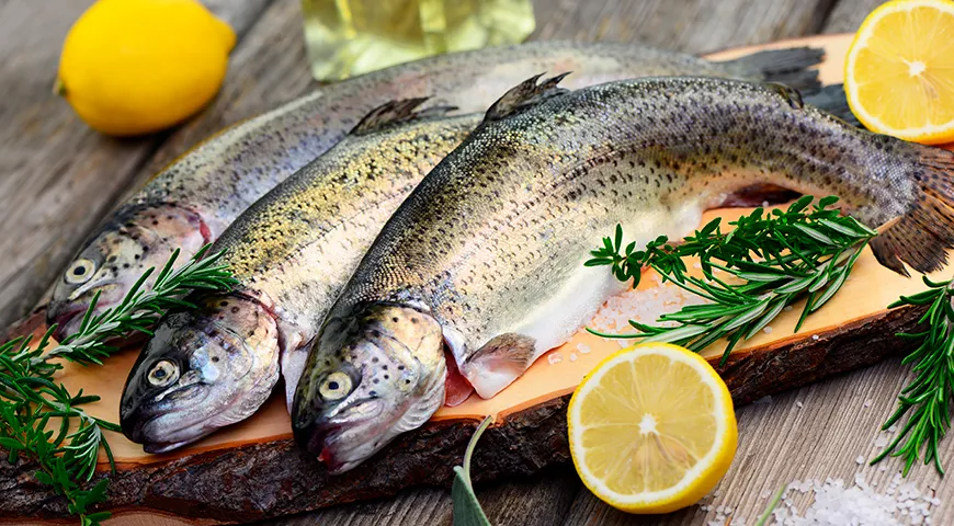 При покупке форели обращайте внимание: глаза рыбы должны быть ясными, жабры — светлыми