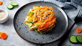 Салат из свежих огурцов и моркови
