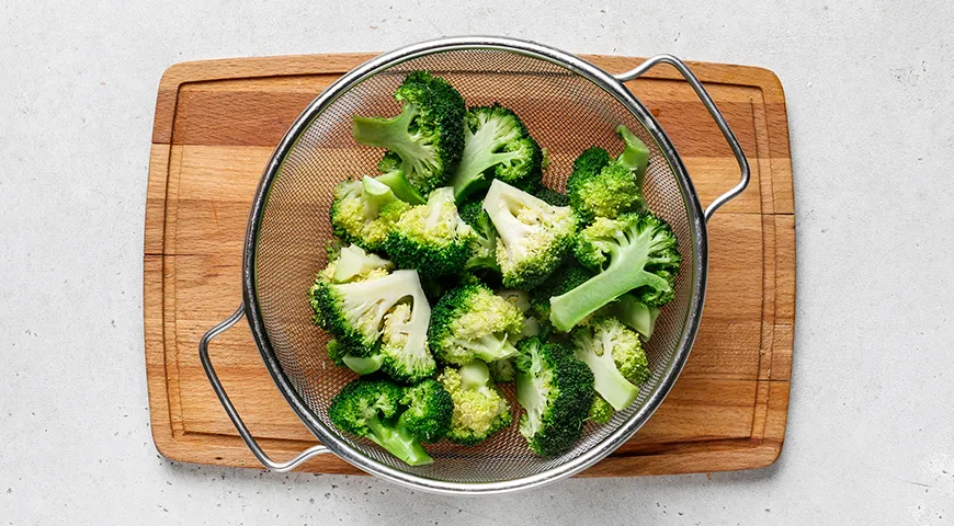 Брокколи со сметаной на сковороде