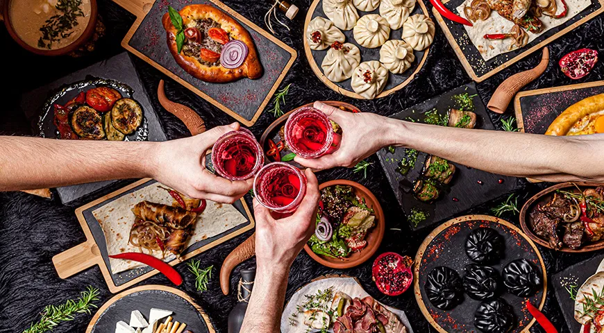 Гранатовое вино прекрасно подходит к классическим блюдам кавказской и восточной кухни