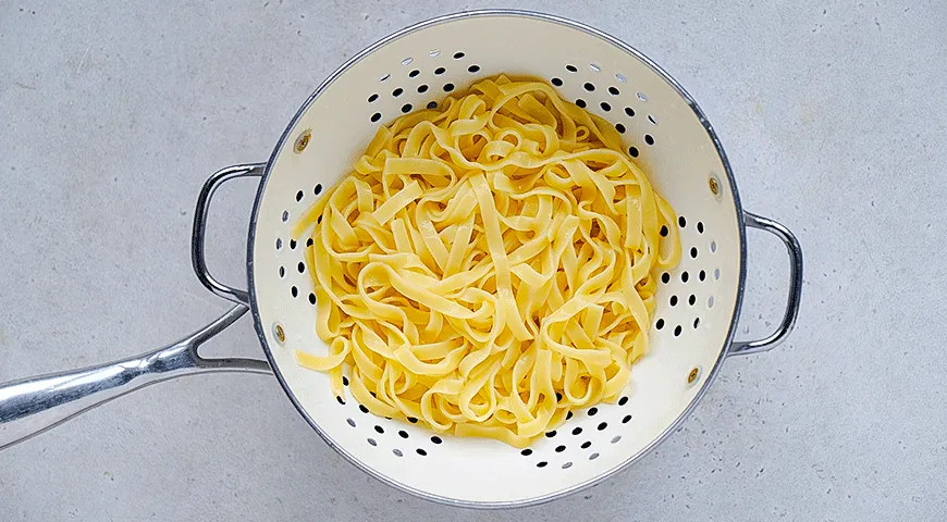 Строганов из колбасок с пастой