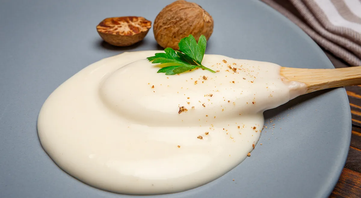 Белые соусы: 10 проверенных рецептов для мяса, рыбы, овощей и пасты