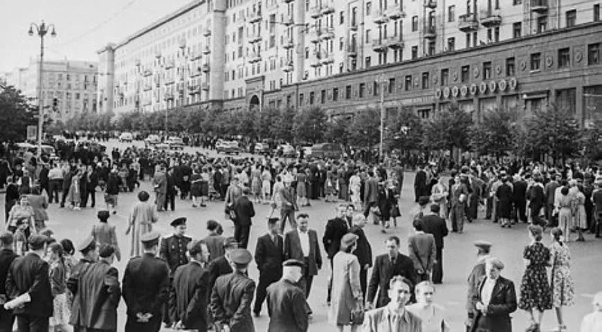 Народные гулянья на улице Горького. Май 1945 г. Фото Г. В. Корабельникова. Главархив Москвы.