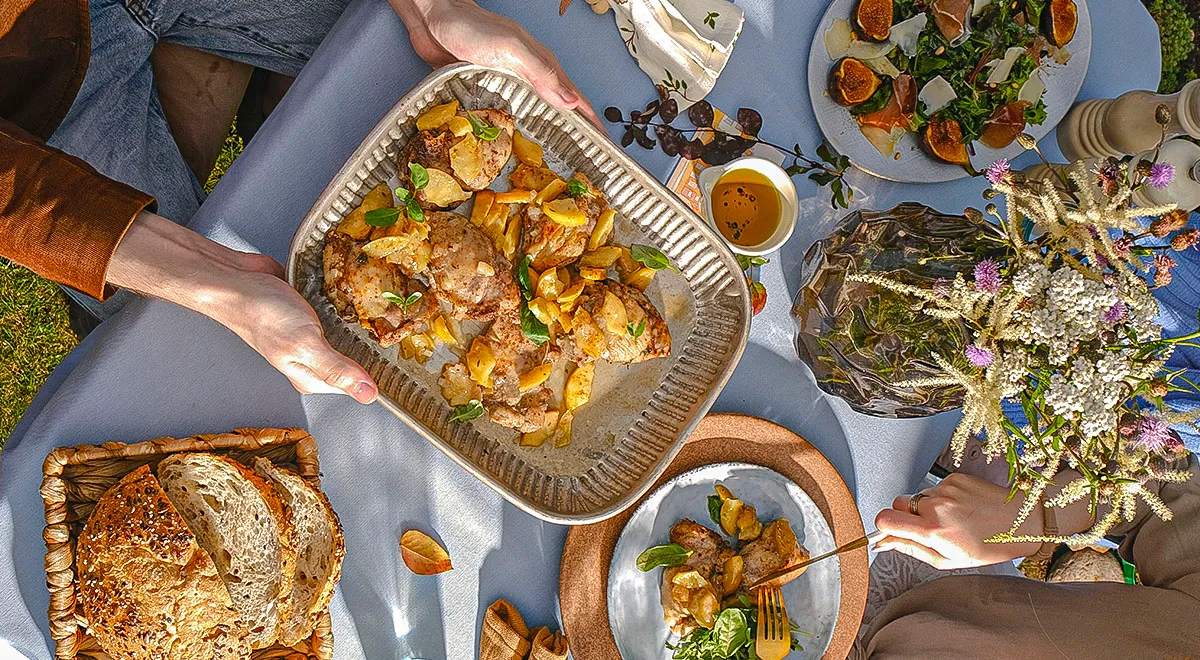 Курица с яблоками на сковороде