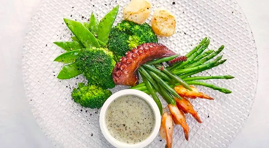Теплый салат из морепродуктов с зелеными овощами