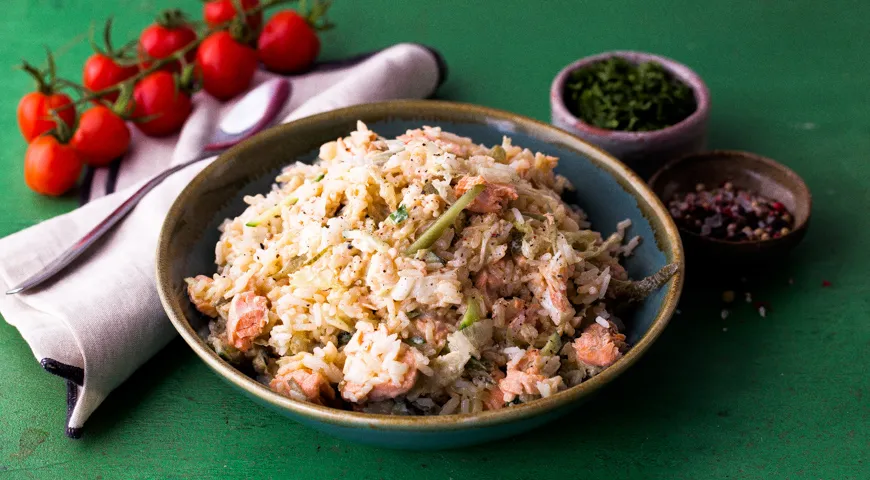 Постный салат с лососем и рисом