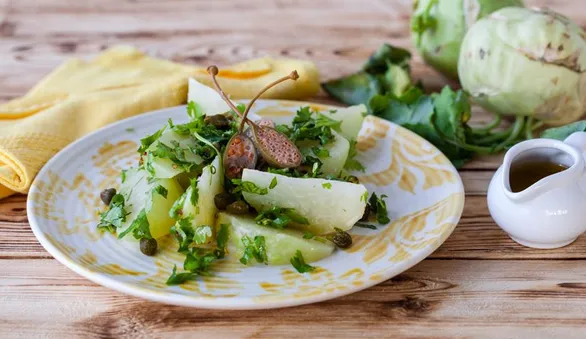 Теплый салат из кольраби с каперсами и кинзой