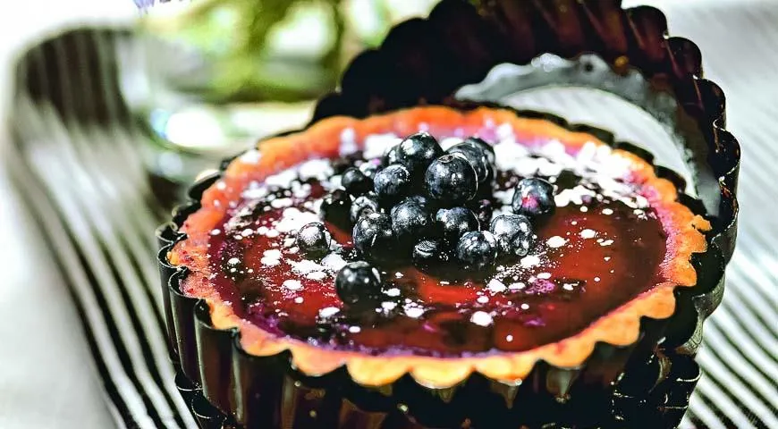 Корзиночки из миндального теста с ванильным кремом и черникой