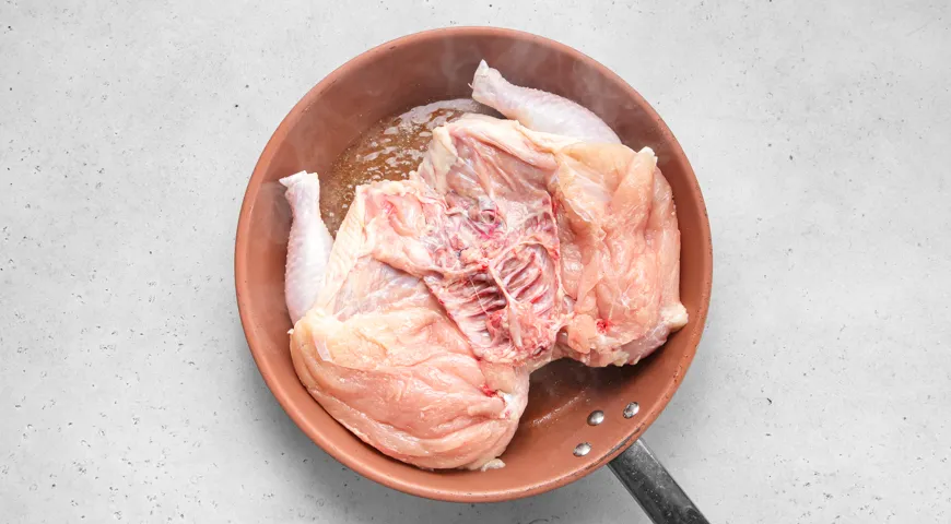 Жареная курица в молочно-чесночном соусе на сковороде