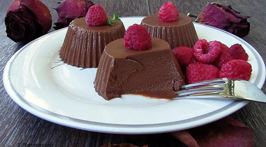 Рецепт шоколадно малинового десерта.