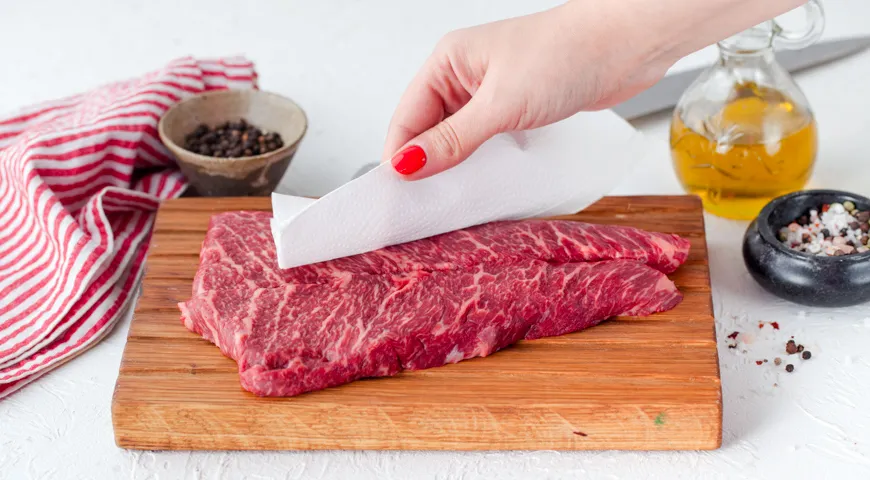 Отбивают ли стейк. Мясо отбитое на доске. Правильный выбор мяса. Как выбрать мясо для стейка.