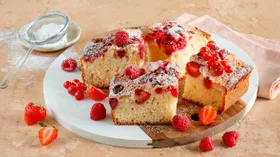 Молочный пирог с ягодами