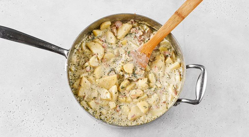 Картошка, тушенная с беконом и сметаной