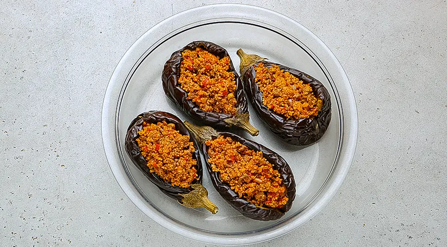 Баклажаны, фаршированные фаршем и кускусом