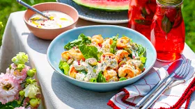 Салат из креветок с каперсами