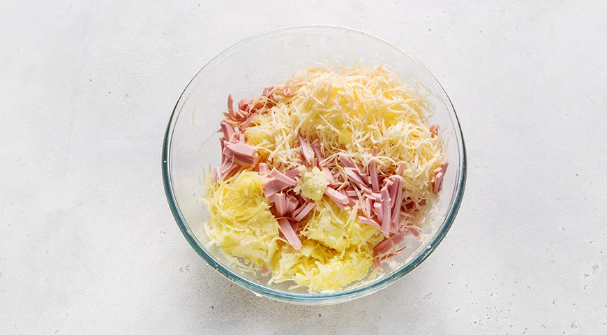 Домашние драники с колбасой и сыром