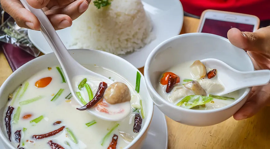 В конце XIX века тайские повара начали экспериментировать с новыми ингредиентами: соломенными грибами, помидорами, концентрированным молоком, кокосовым молоком, в результате чего появились более насыщенные, «сливочные» версии том-яма