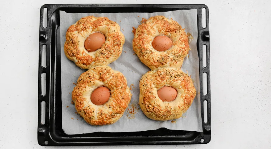 Пасхальные гнезда с сыром и травами