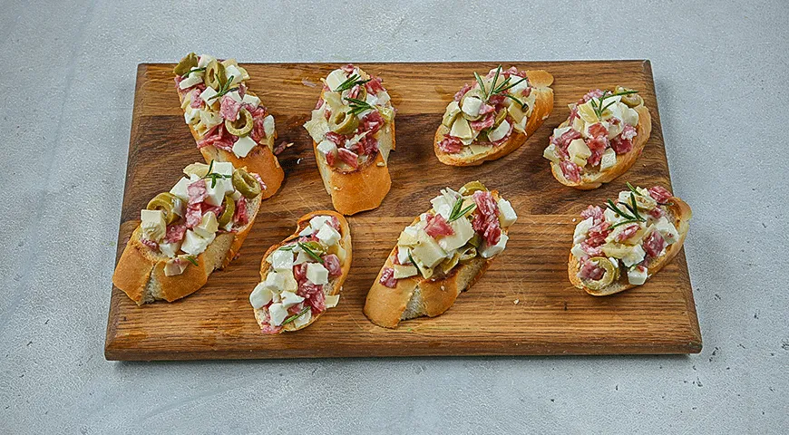 Кростини с салями, оливками и артишоками