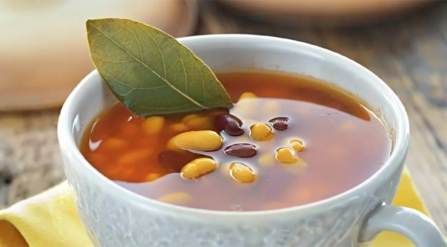 Сборный суп из бобовых с чесноком и помидорами