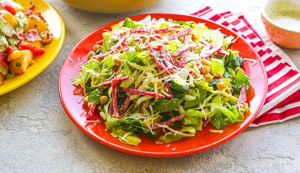 Зеленый салат с нутом и колбасой